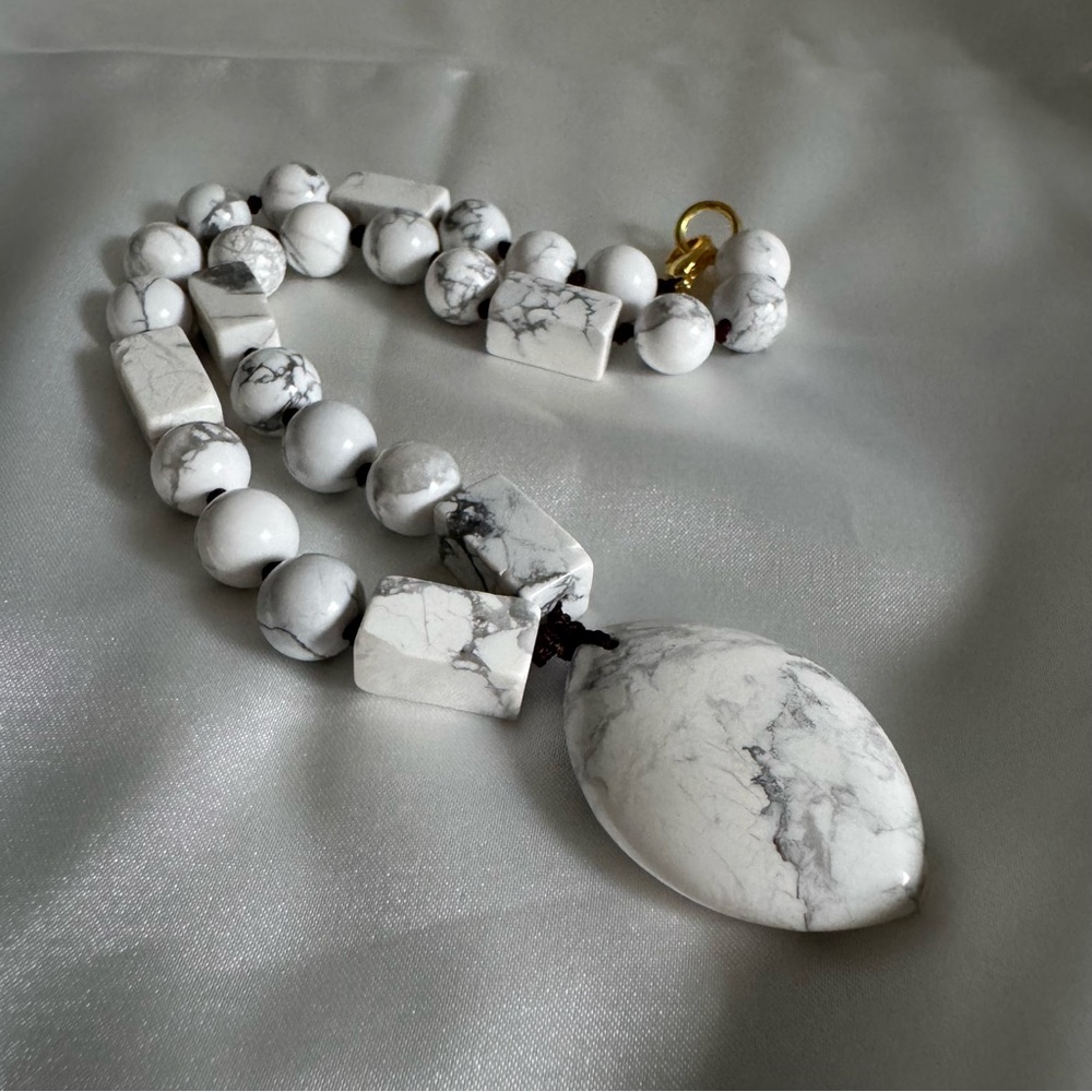 💥SOLD💥Elegant White Howlite Marble Necklace - Picture 5 of 7